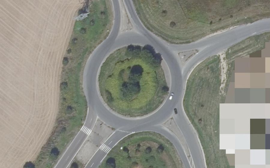 Vue aérienne du Rond-point anonyme n°24034419
