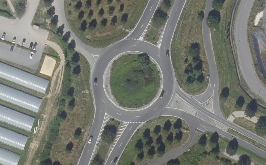 Vue aérienne du Rond-point anonyme n°24034426