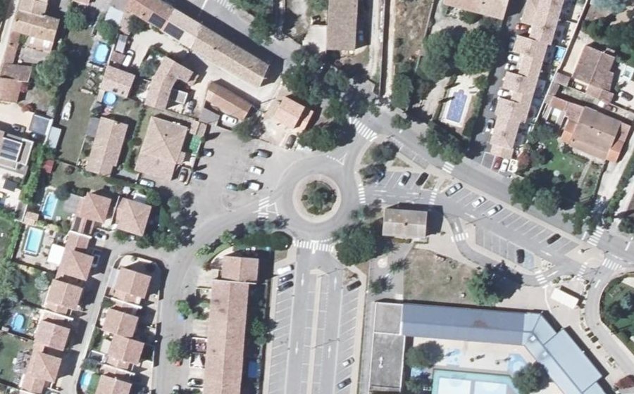 Vue aérienne du Rond-point anonyme n°240352236