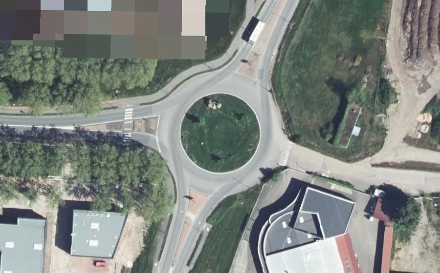 Vue aérienne du Rond-point anonyme n°24035572