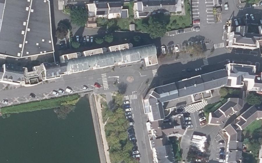 Vue aérienne du Rond-point anonyme n°240376558
