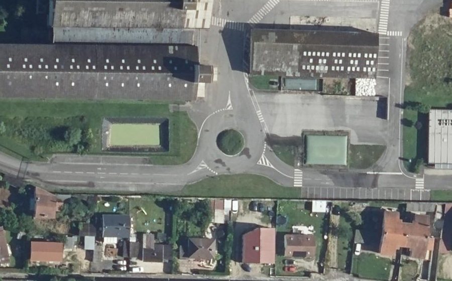Vue aérienne du Rond-point anonyme n°240385502