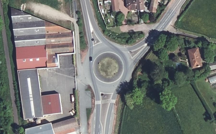 Vue aérienne du Rond-point anonyme n°24040298