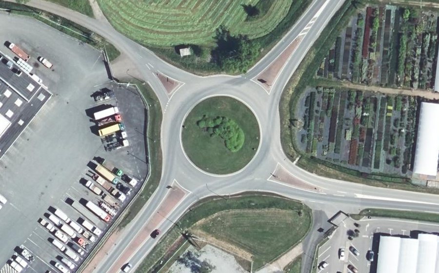Vue aérienne du Rond-point anonyme n°24040302