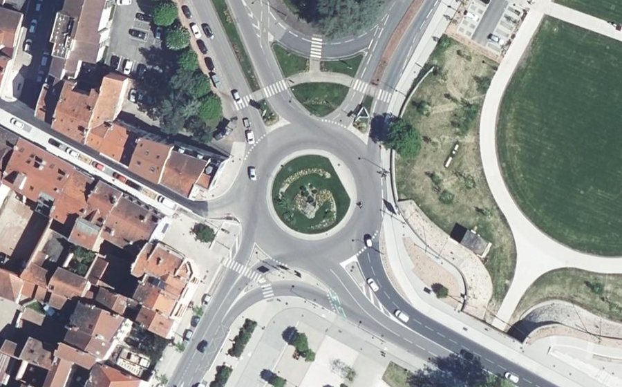 Vue aérienne du Rond-point anonyme n°24040682