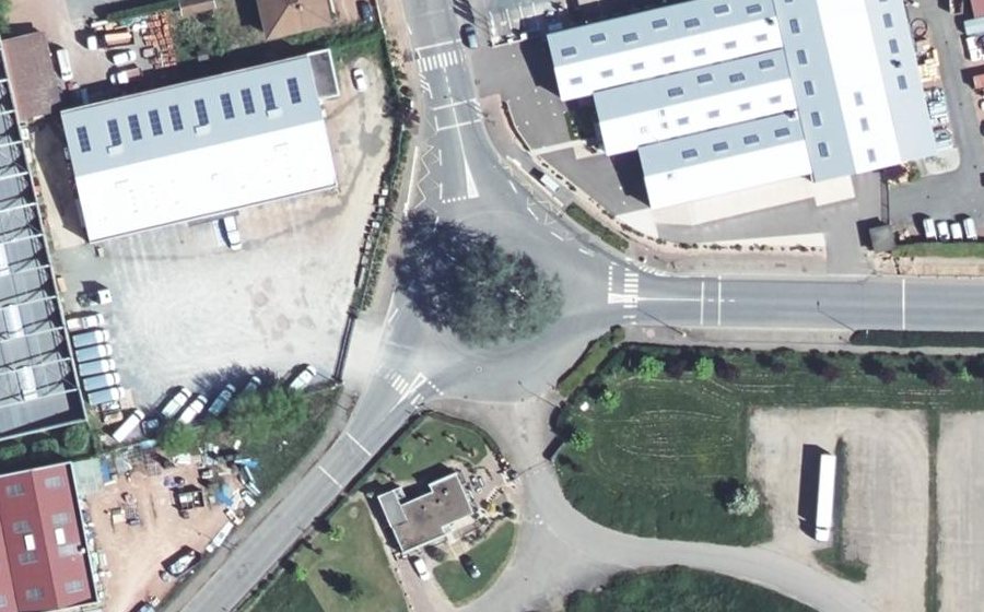Vue aérienne du Rond-point anonyme n°24040685