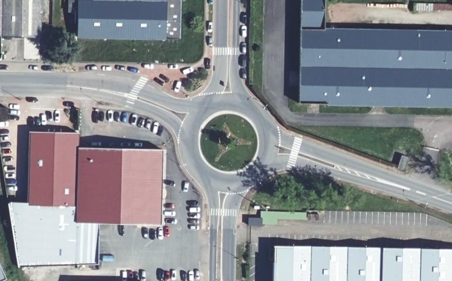 Vue aérienne du Rond-point anonyme n°24040687