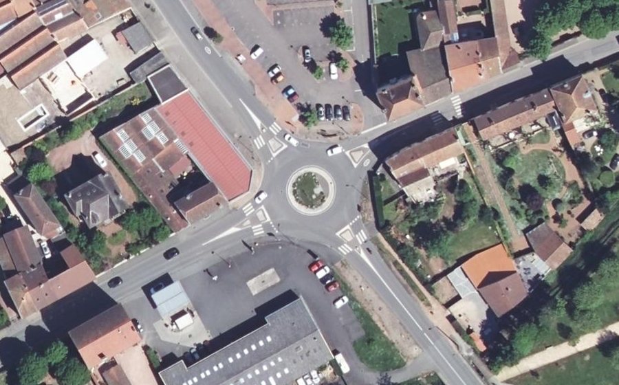 Vue aérienne du Rond-point anonyme n°24040881