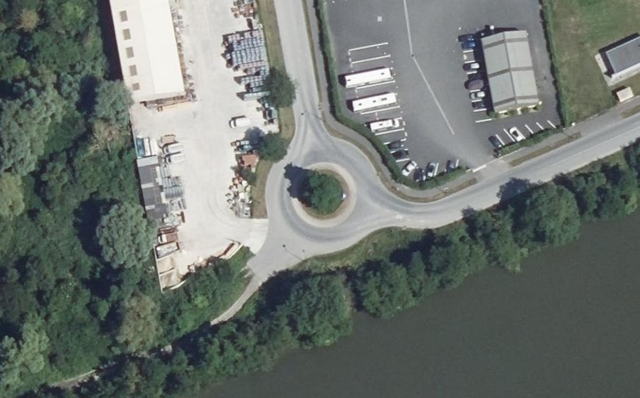 Vue aérienne du Rond-point anonyme n°240469092