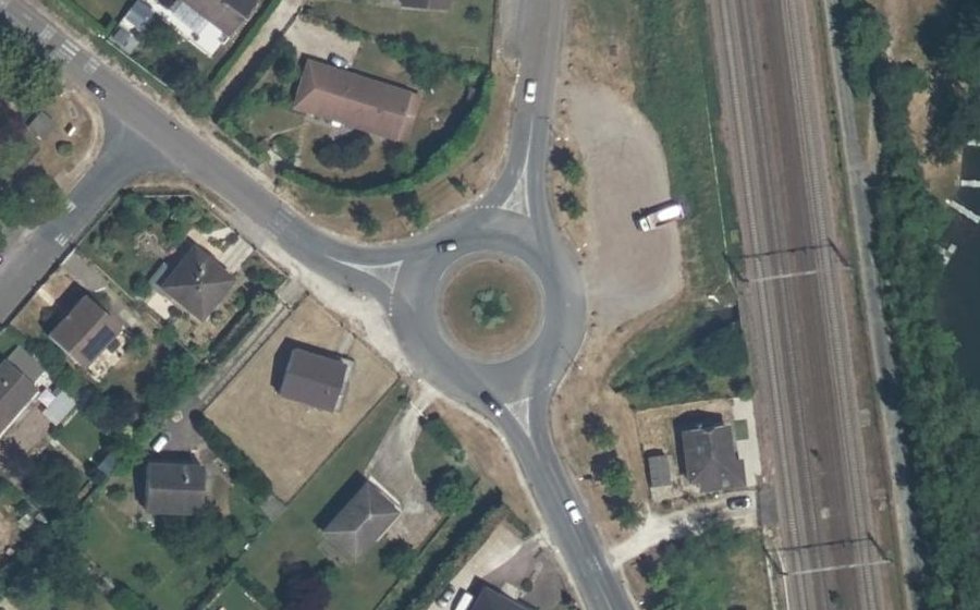 Vue aérienne du Rond-point anonyme n°24047328