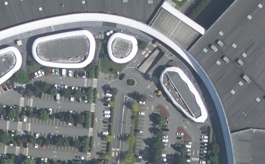 Vue aérienne du Rond-point anonyme n°240478960