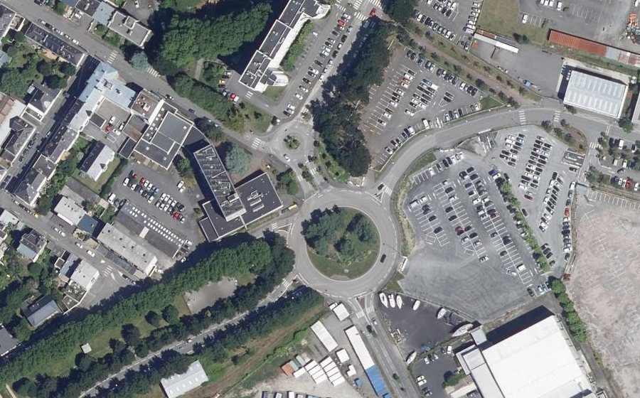 Vue aérienne du Rond-point anonyme n°24048214