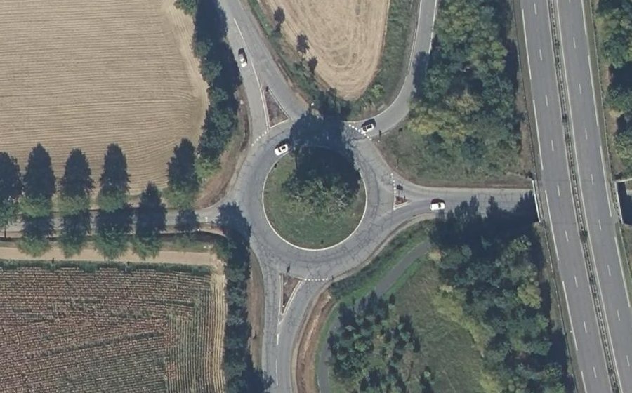 Vue aérienne du Rond-point anonyme n°24048594