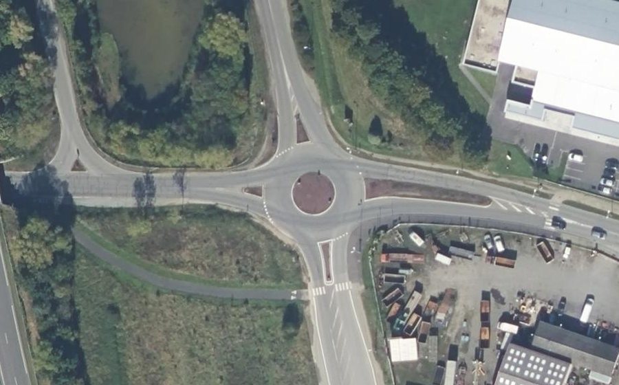 Vue aérienne du Rond-point anonyme n°24048596
