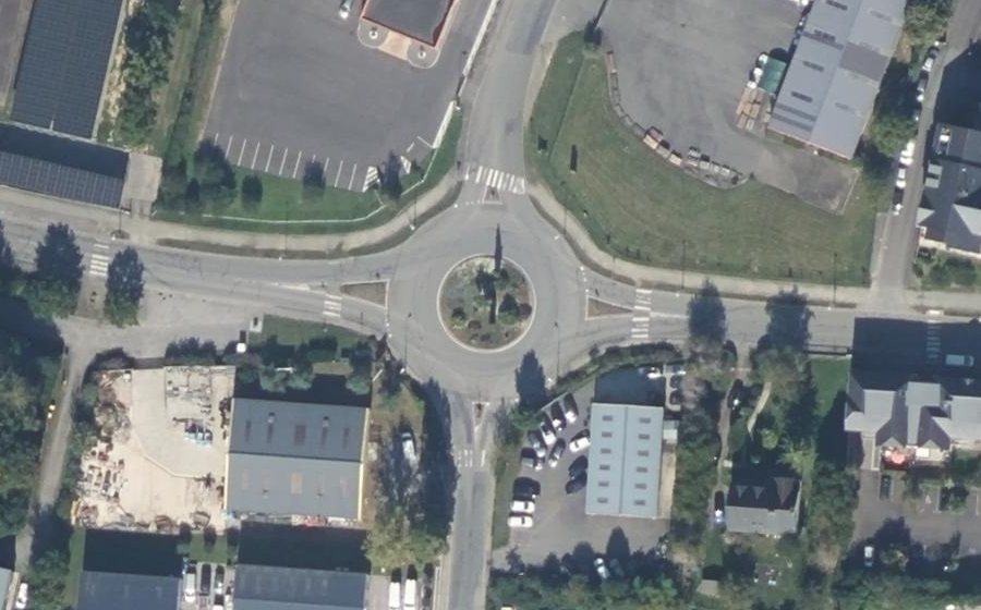 Vue aérienne du Rond-point anonyme n°24048599