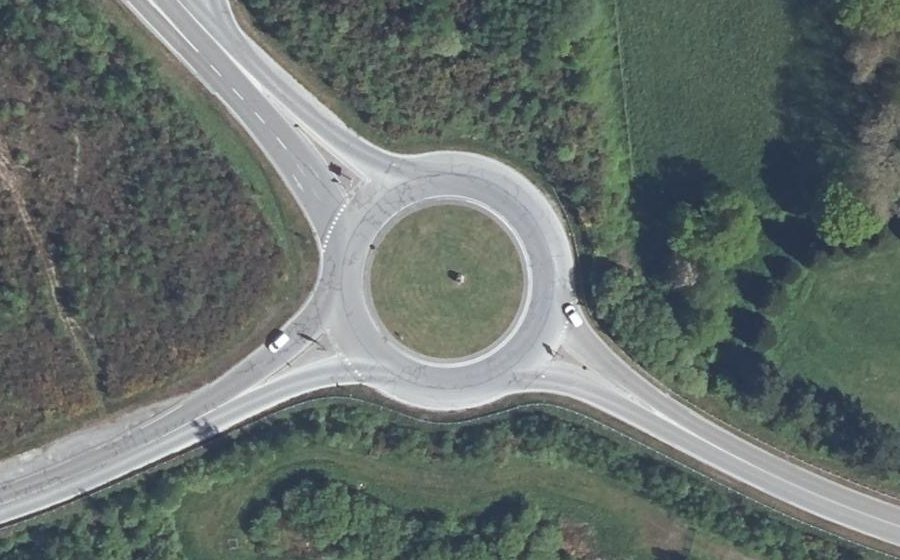 Vue aérienne du Rond-point anonyme n°24049763