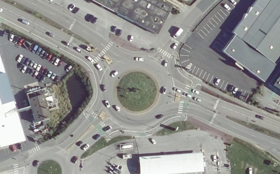 Vue aérienne du Rond-point anonyme n°240539272