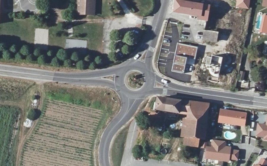 Vue aérienne du Rond-point anonyme n°240548863