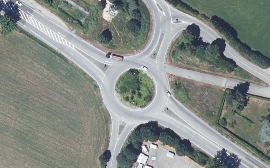 Vue aérienne du Rond-point anonyme n°240548866