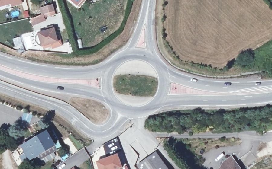 Vue aérienne du Rond-point anonyme n°240548884