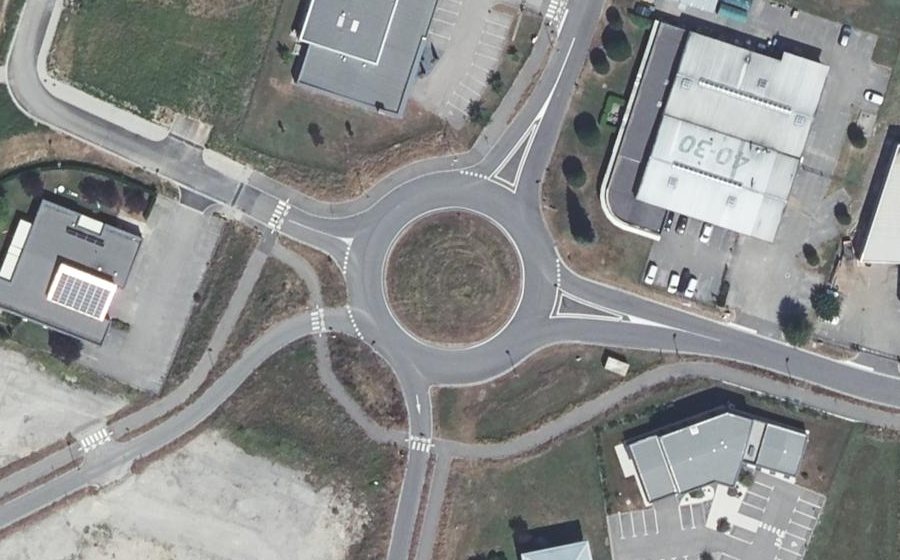 Vue aérienne du Rond-point anonyme n°240565789