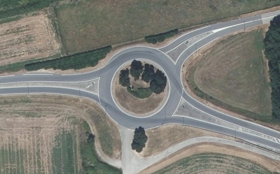 Vue aérienne du Rond-point anonyme n°240565793