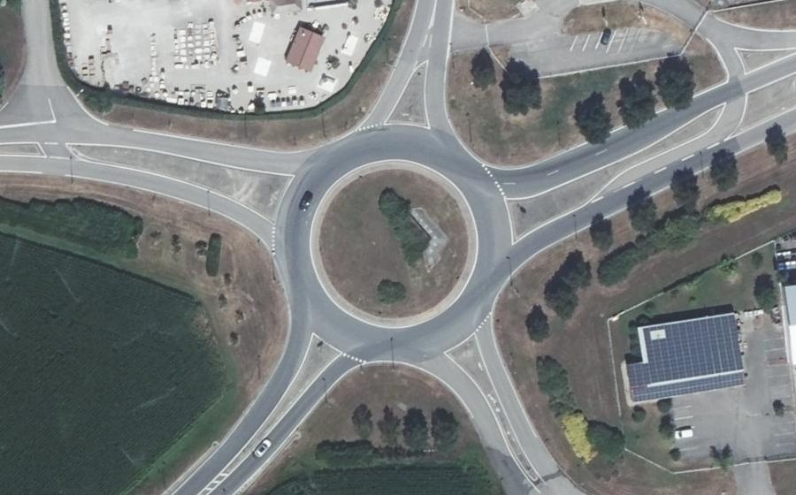 Vue aérienne du Rond-point anonyme n°240565794
