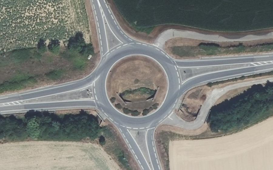 Vue aérienne du Rond-point anonyme n°240565797