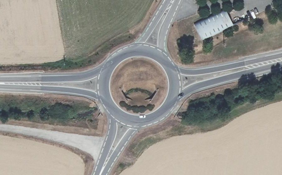 Vue aérienne du Rond-point anonyme n°240565800