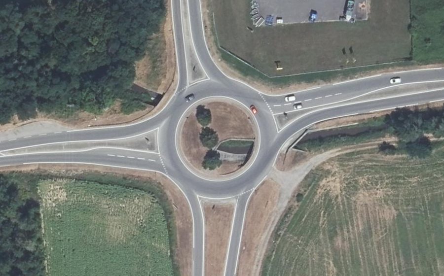 Vue aérienne du Rond-point anonyme n°240565805