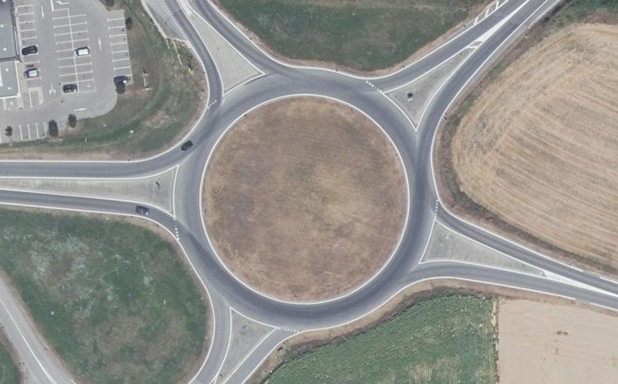 Vue aérienne du Rond-point anonyme n°240565810