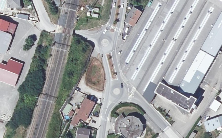 Vue aérienne du Rond-point anonyme n°240572869