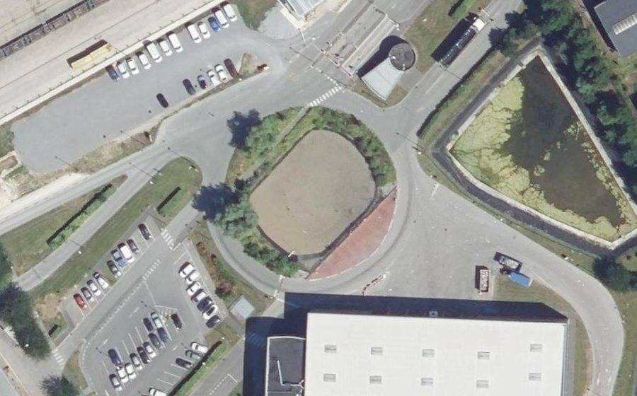Vue aérienne du Rond-point anonyme n°240596652