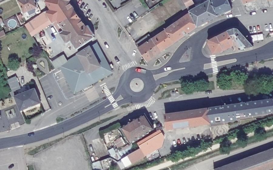 Vue aérienne du Rond-point anonyme n°240596918