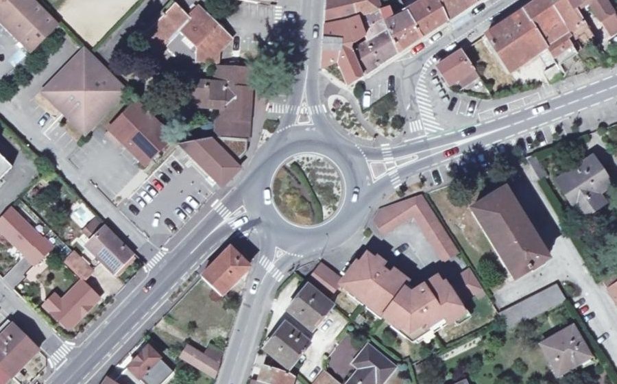 Vue aérienne du Rond-point anonyme n°240633507
