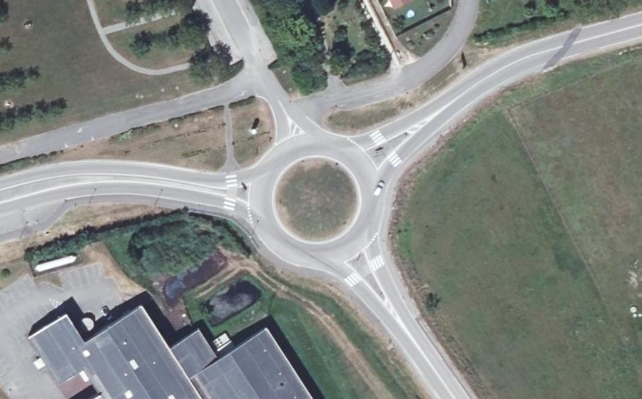 Vue aérienne du Rond-point anonyme n°240633516