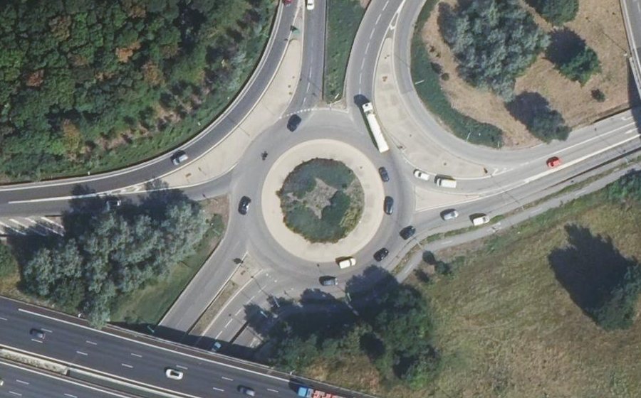 Vue aérienne du Rond-point anonyme n°240661006
