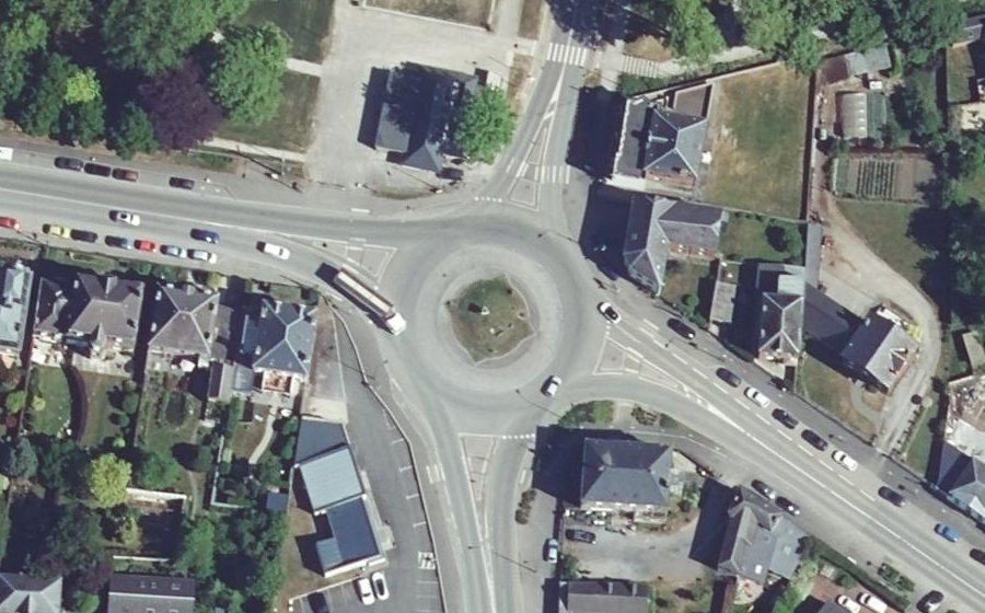 Vue aérienne du Rond-point anonyme n°240661242