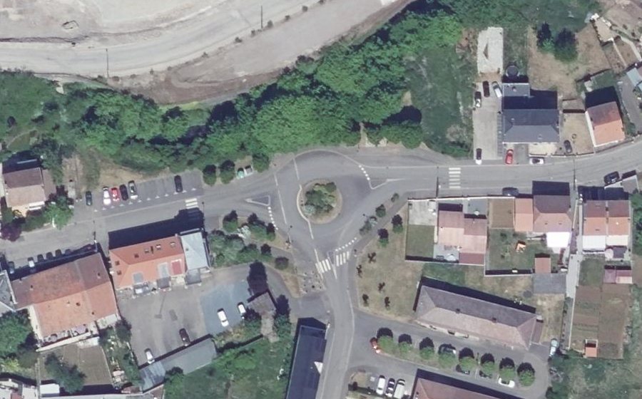 Vue aérienne du Rond-point anonyme n°240673784