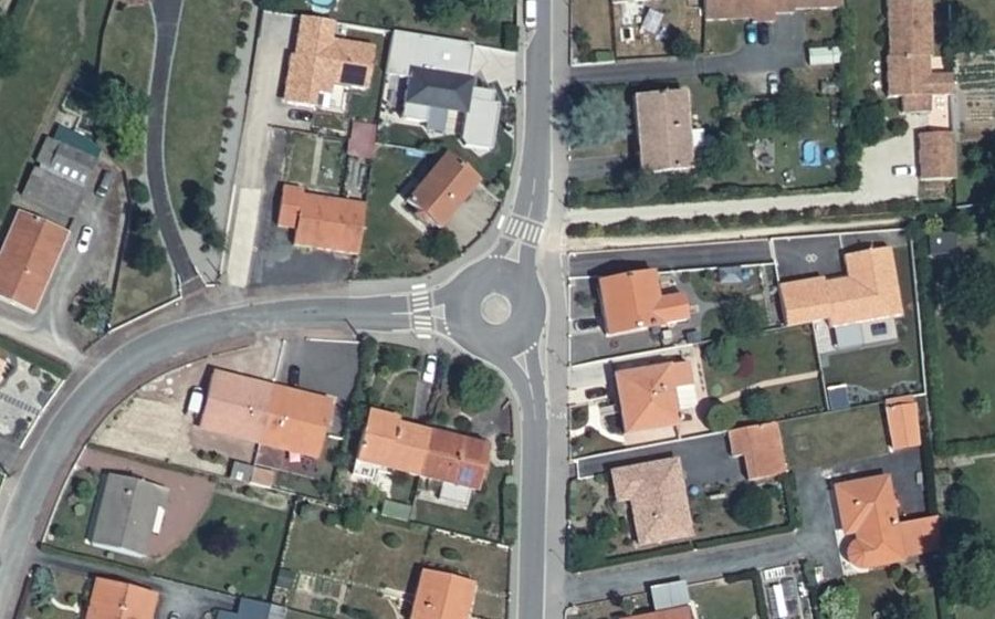 Vue aérienne du Rond-point anonyme n°240679181