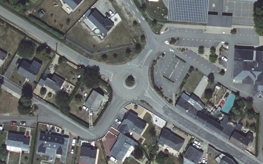 Vue aérienne du Rond-point anonyme n°240679786