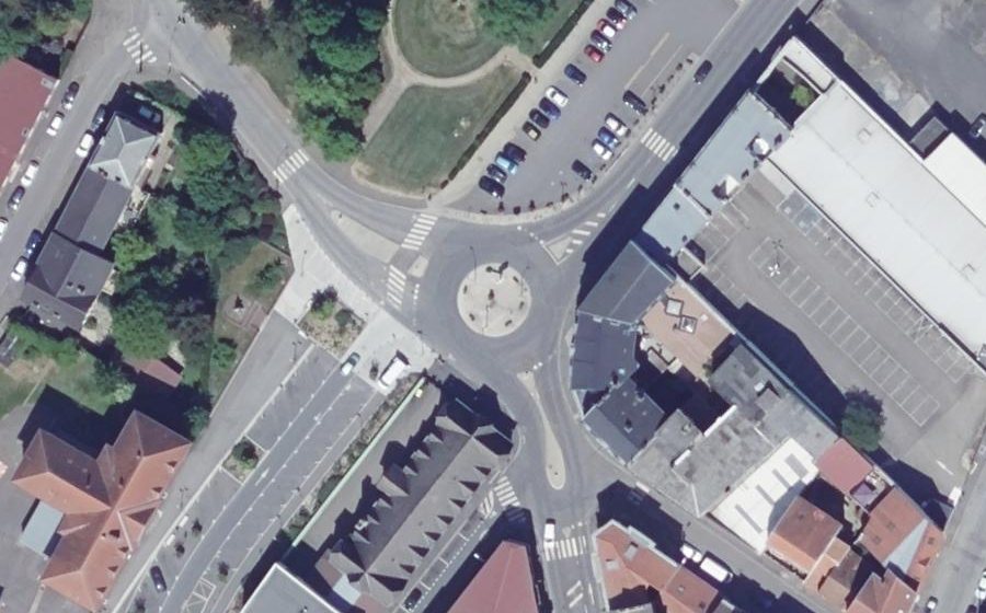 Vue aérienne du Rond-point anonyme n°240681326