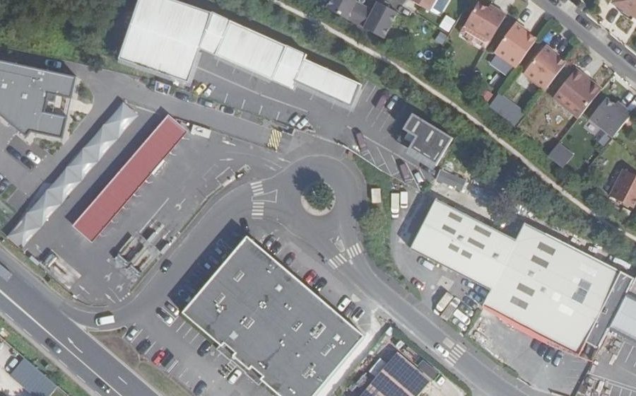 Vue aérienne du Rond-point anonyme n°240684964