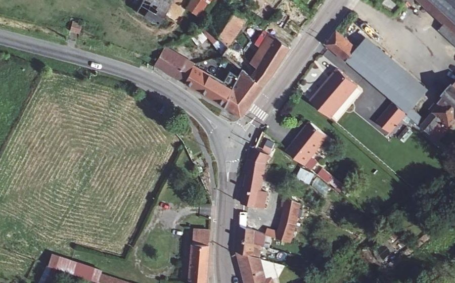 Vue aérienne du Rond-point anonyme n°240693123