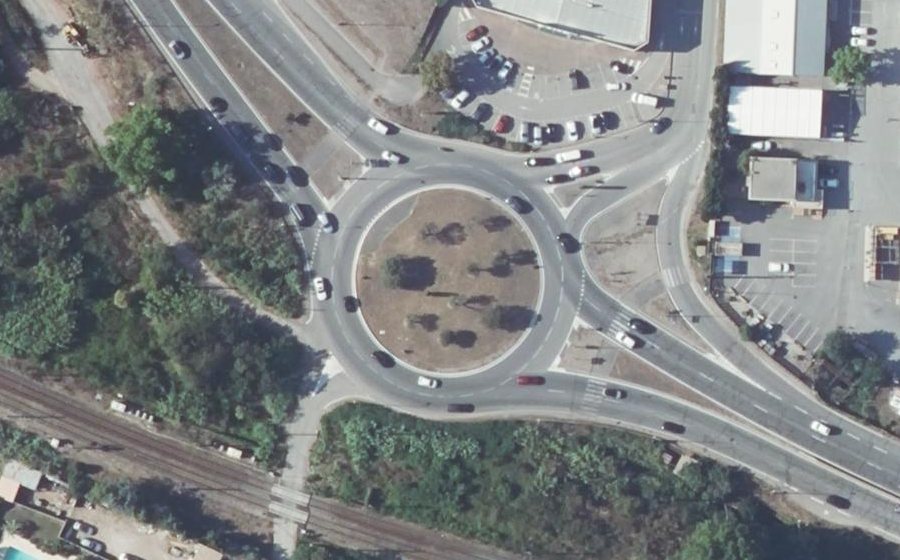 Vue aérienne du Rond-point anonyme n°24074034