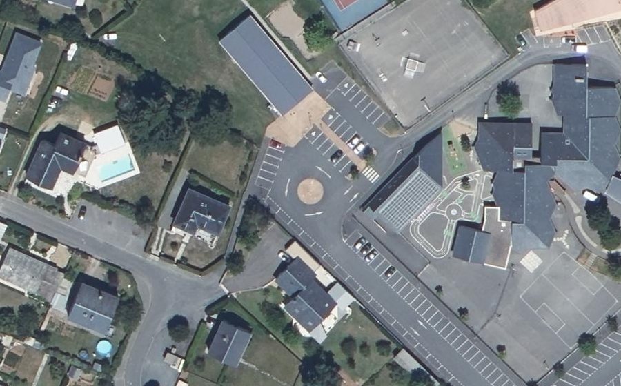 Vue aérienne du Rond-point anonyme n°240777958