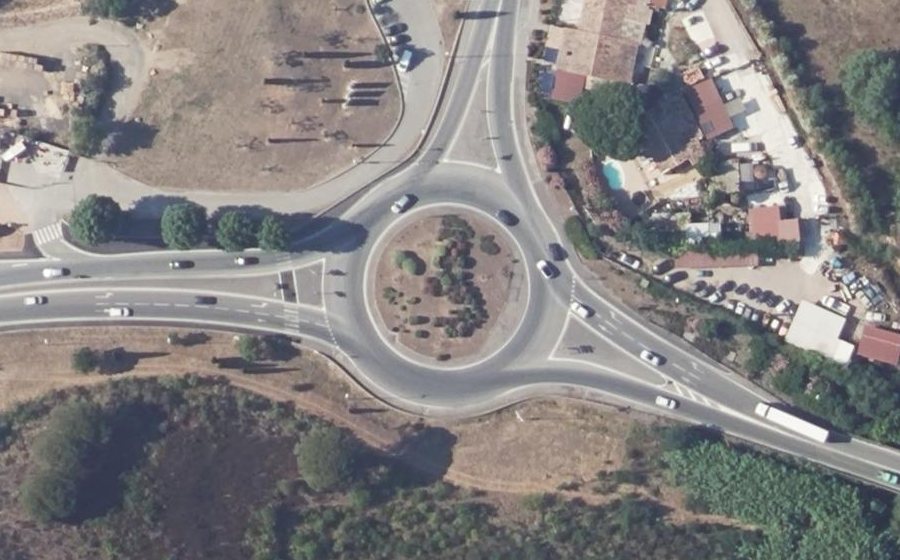 Vue aérienne du Rond-point anonyme n°24078775