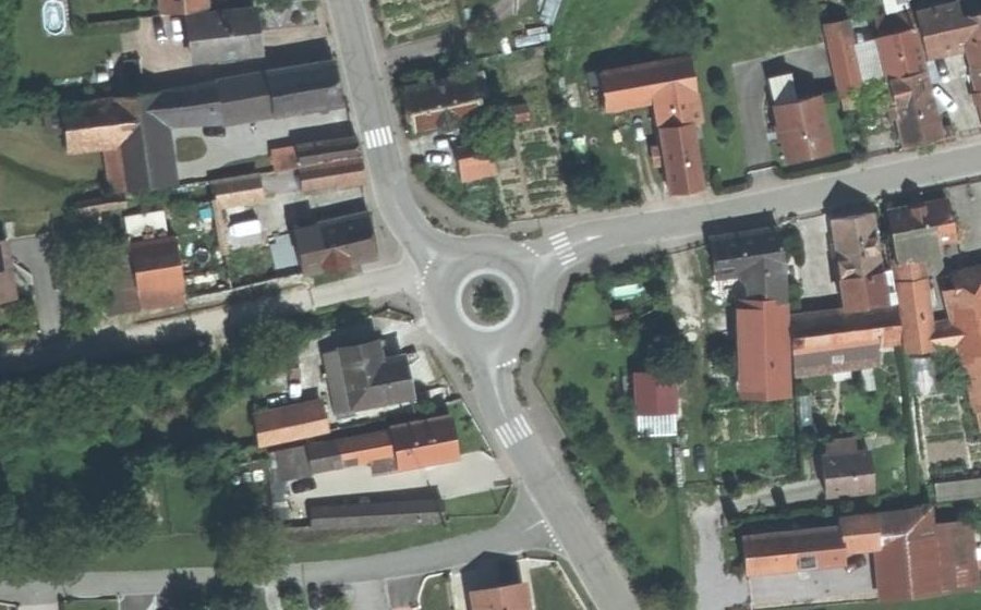 Vue aérienne du Rond-point anonyme n°24079274