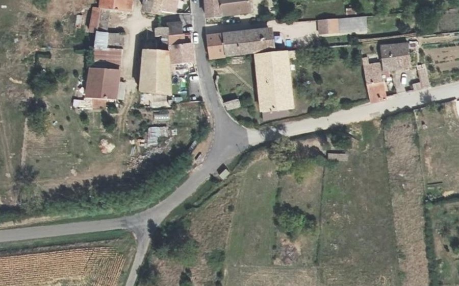 Vue aérienne du Rond-point anonyme n°240795281