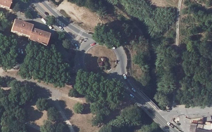 Vue aérienne du Rond-point anonyme n°24082137
